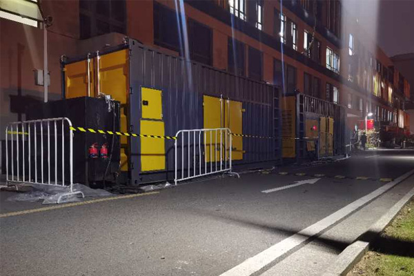 大观柴油发电机组的输出电压是如何调节的？